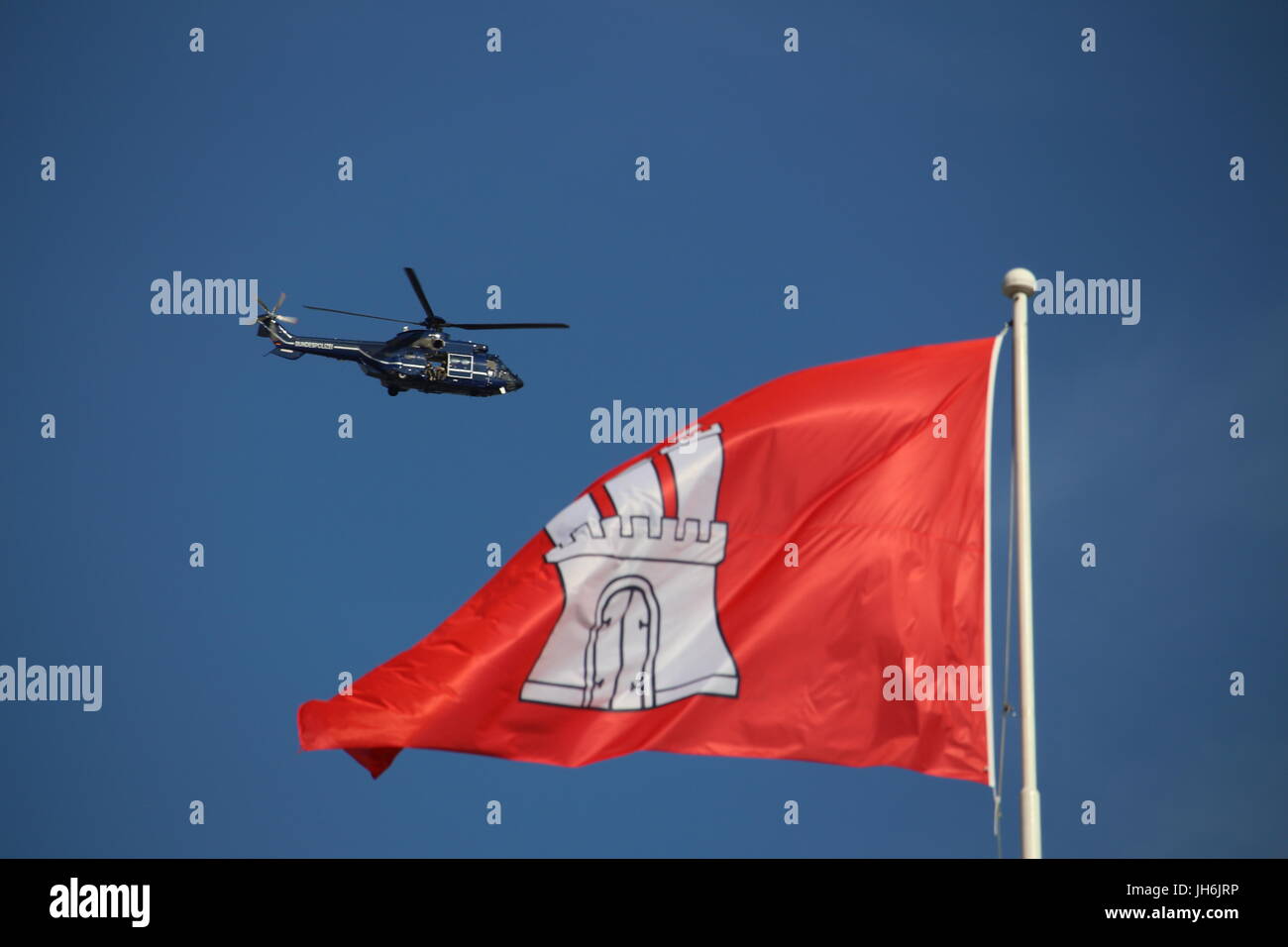 Hélicoptère de la police fédérale au-dessus de l'hôtel Atlantic à Hambourg pendant le sommet du G20 Banque D'Images