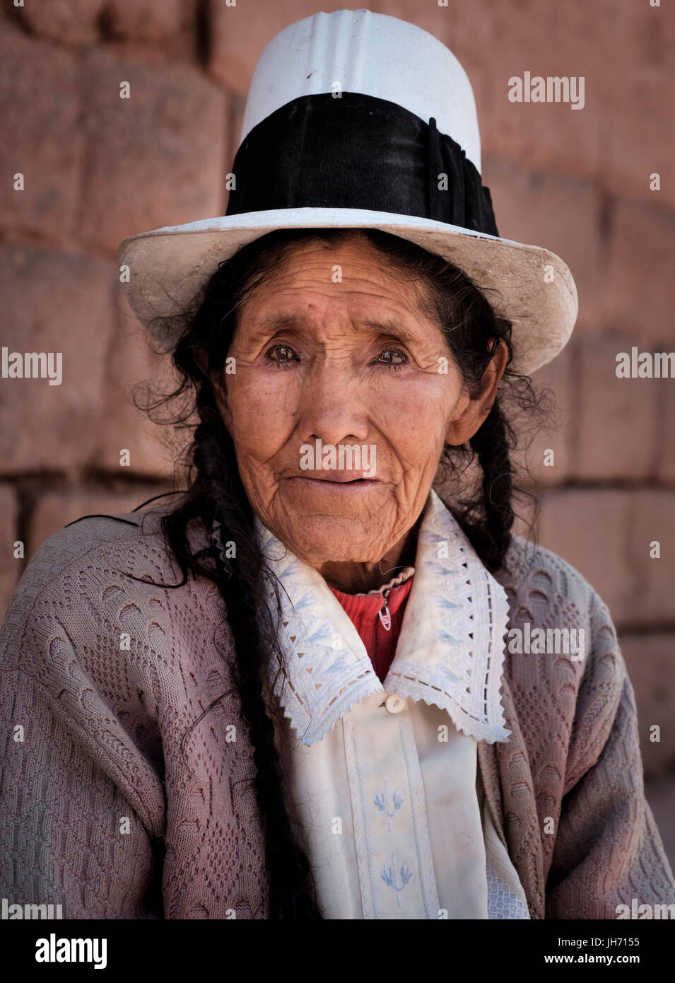 MARAS, PÉROU - CIRCA Octobre 2015 : Portrait de femme de la région de la ville de Maras, un petit village dans la région de Cuzco connu sous le nom de Vallée Sacrée Banque D'Images