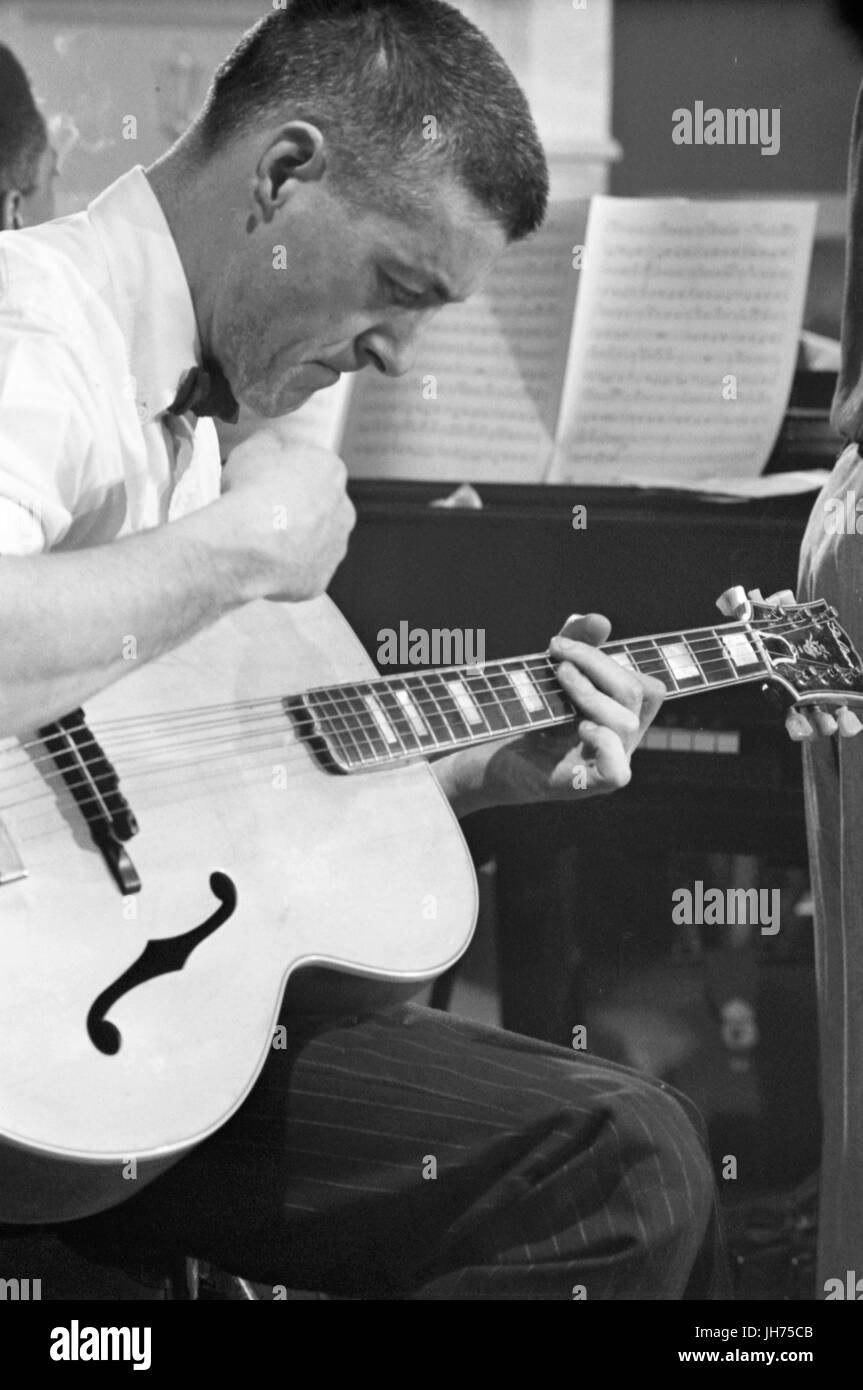 Steve Jordan, le guitariste de jazz, à répéter avec Benny Goodman en 1953 Banque D'Images