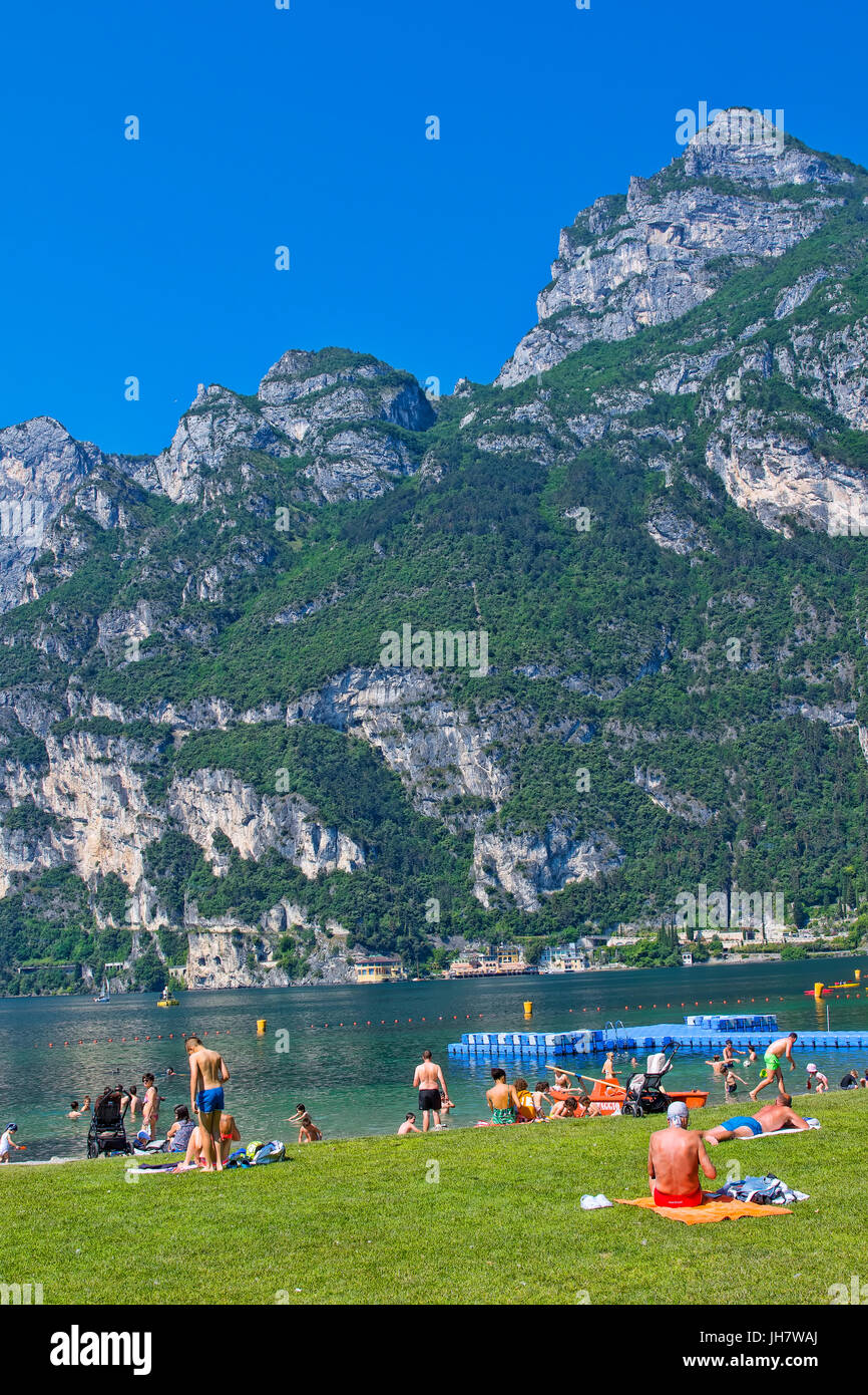 Les gens se détendre dans baie de Riva Del Garda, Lac de Garde, Lombardie Banque D'Images