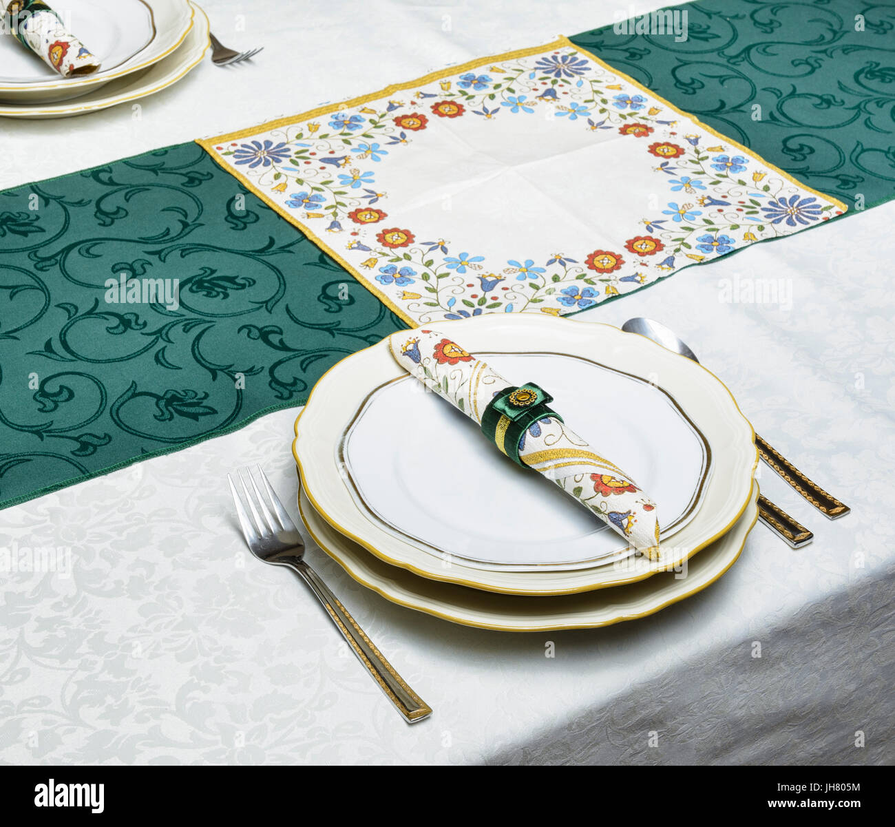 La table est mise. Assiettes, couverts, serviette dans l'anneau de serviette, nappe. Selective Banque D'Images