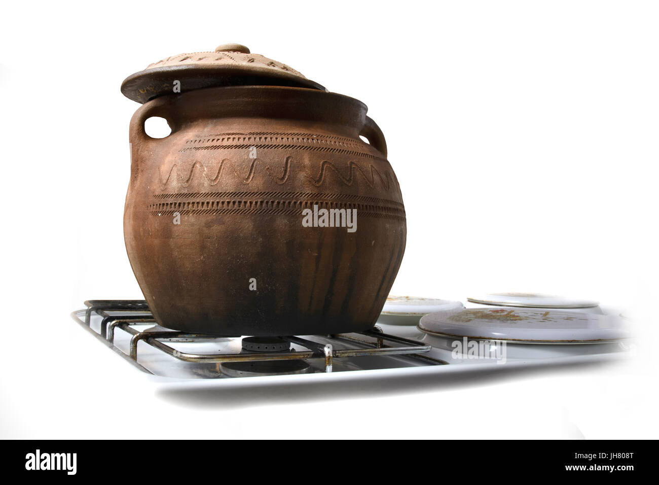 Pot de terre cuite traditionnelle sur la cuisinière. Isolé sur fond blanc. Banque D'Images