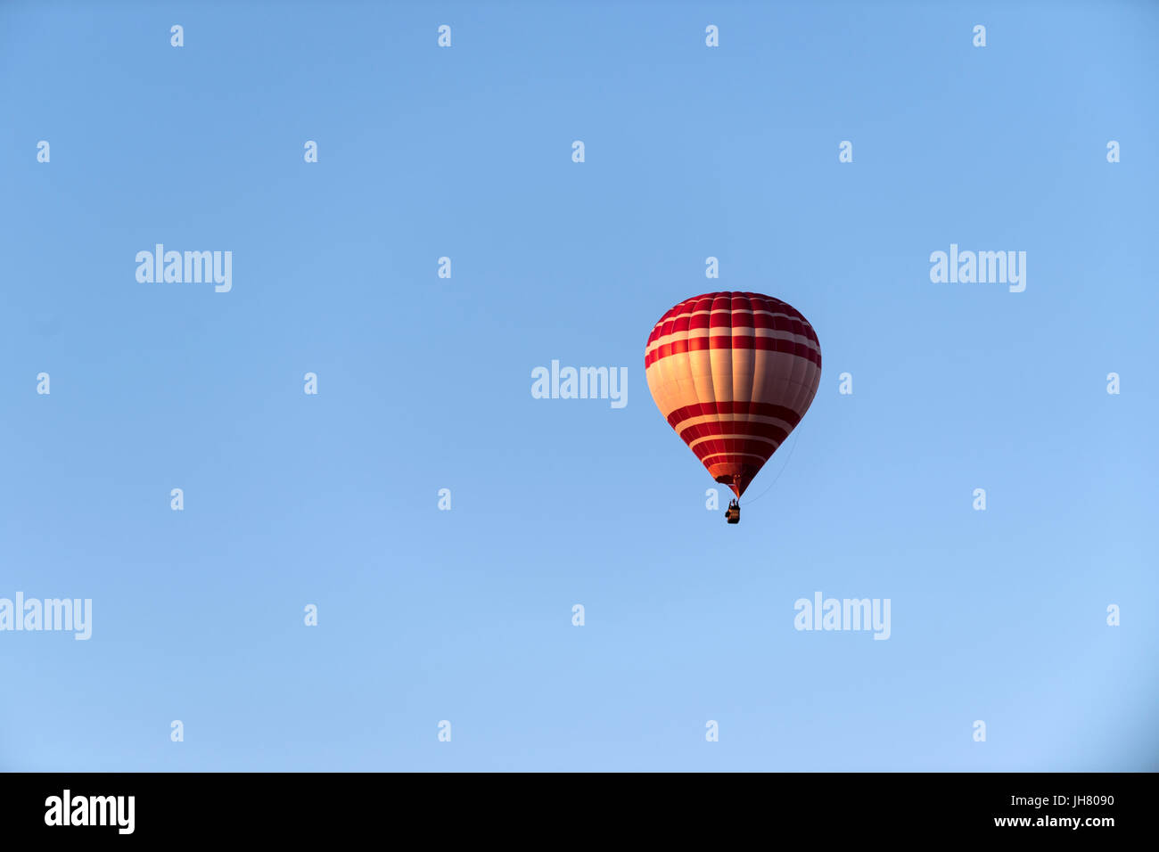 Un seul ballon dans un ciel bleu Banque D'Images