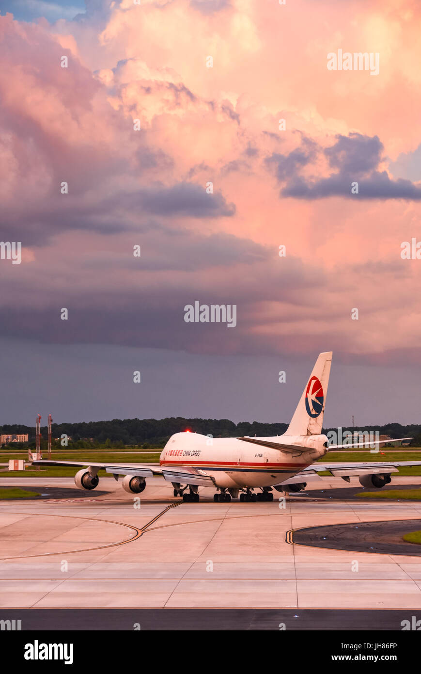 China Cargo jet (Boeing 747) sur la piste sous un ciel coucher de soleil spectaculaire à l'aéroport international Hartsfield-Jackson d'Atlanta à Atlanta, Géorgie, USA. Banque D'Images