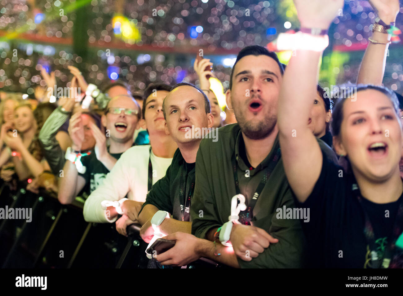 Dans la foule des fans watch Coldplay au stade de la Principauté, Cardiff, le 11 juillet 2017. Banque D'Images