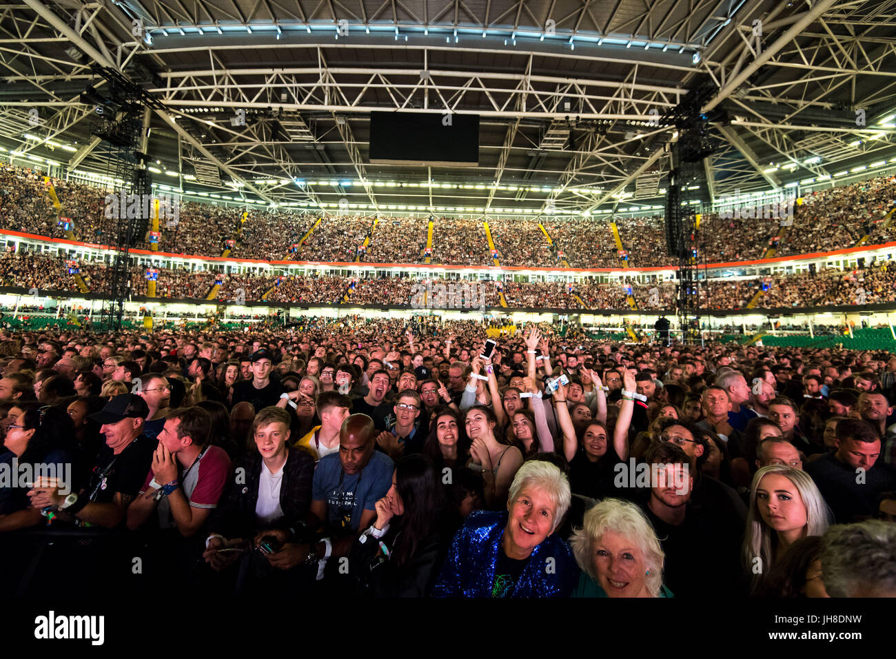 Dans la foule des fans watch Coldplay au stade de la Principauté, Cardiff, le 11 juillet 2017. Banque D'Images