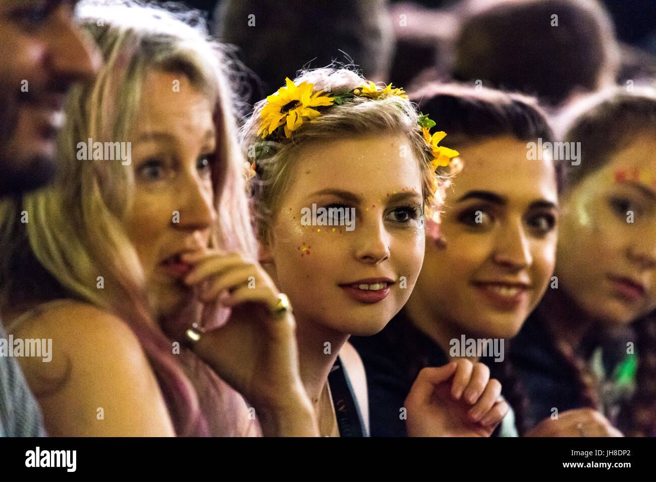 Dans la foule des fans watch Coldplay au stade de la Principauté, Cardiff, le 11 juillet 2017. Banque D'Images
