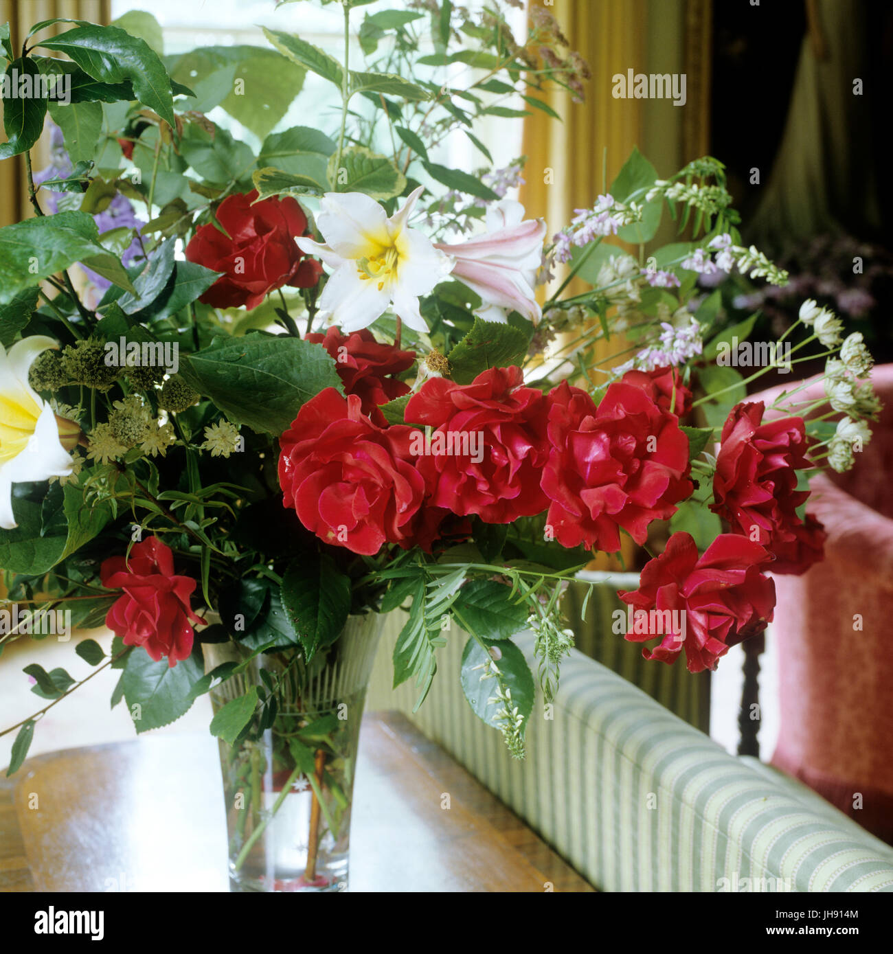 Arrangement de fleurs dans un salon Banque D'Images
