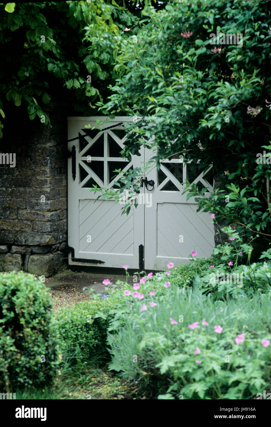 White gate in garden Banque D'Images