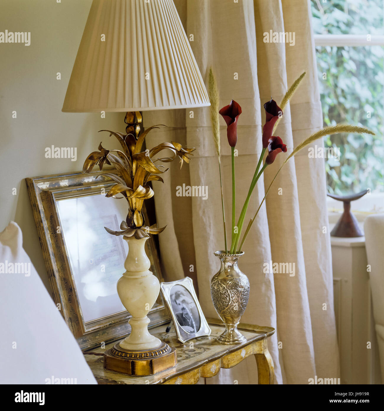 Les fleurs sur la table et lampe Banque D'Images