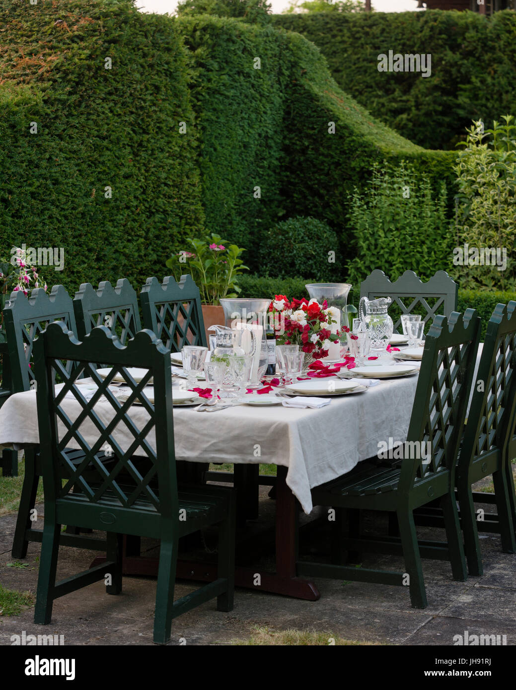 Définir une table de jardin par hedge Banque D'Images