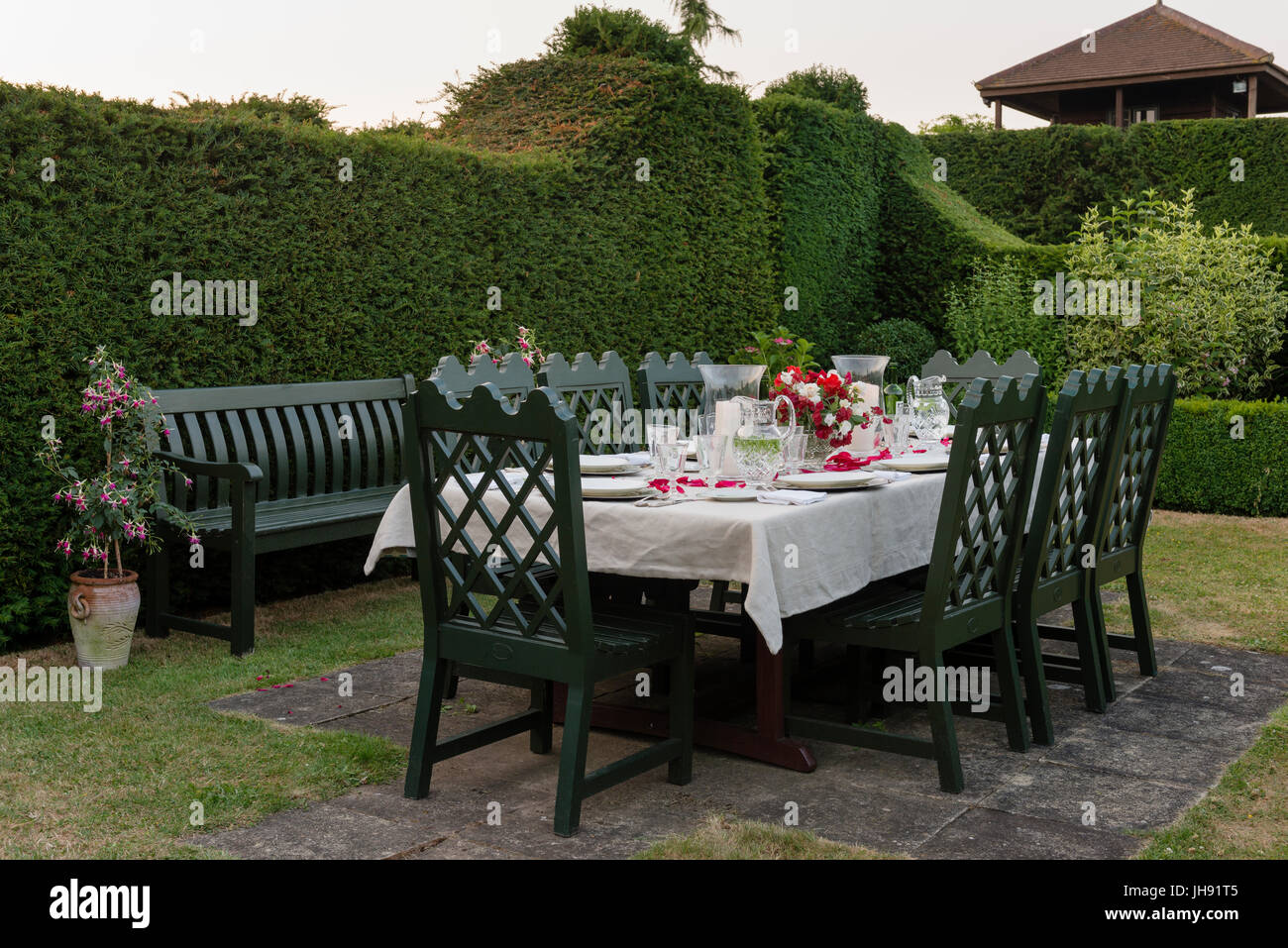 Définir une table de jardin par hedge Banque D'Images