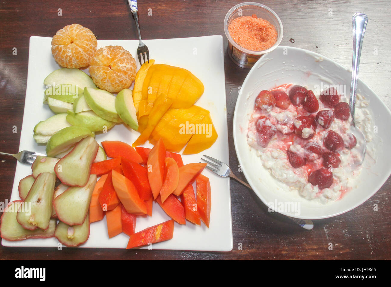 Des fraises et de yogourt et fruits frais Petit-déjeuner Banque D'Images