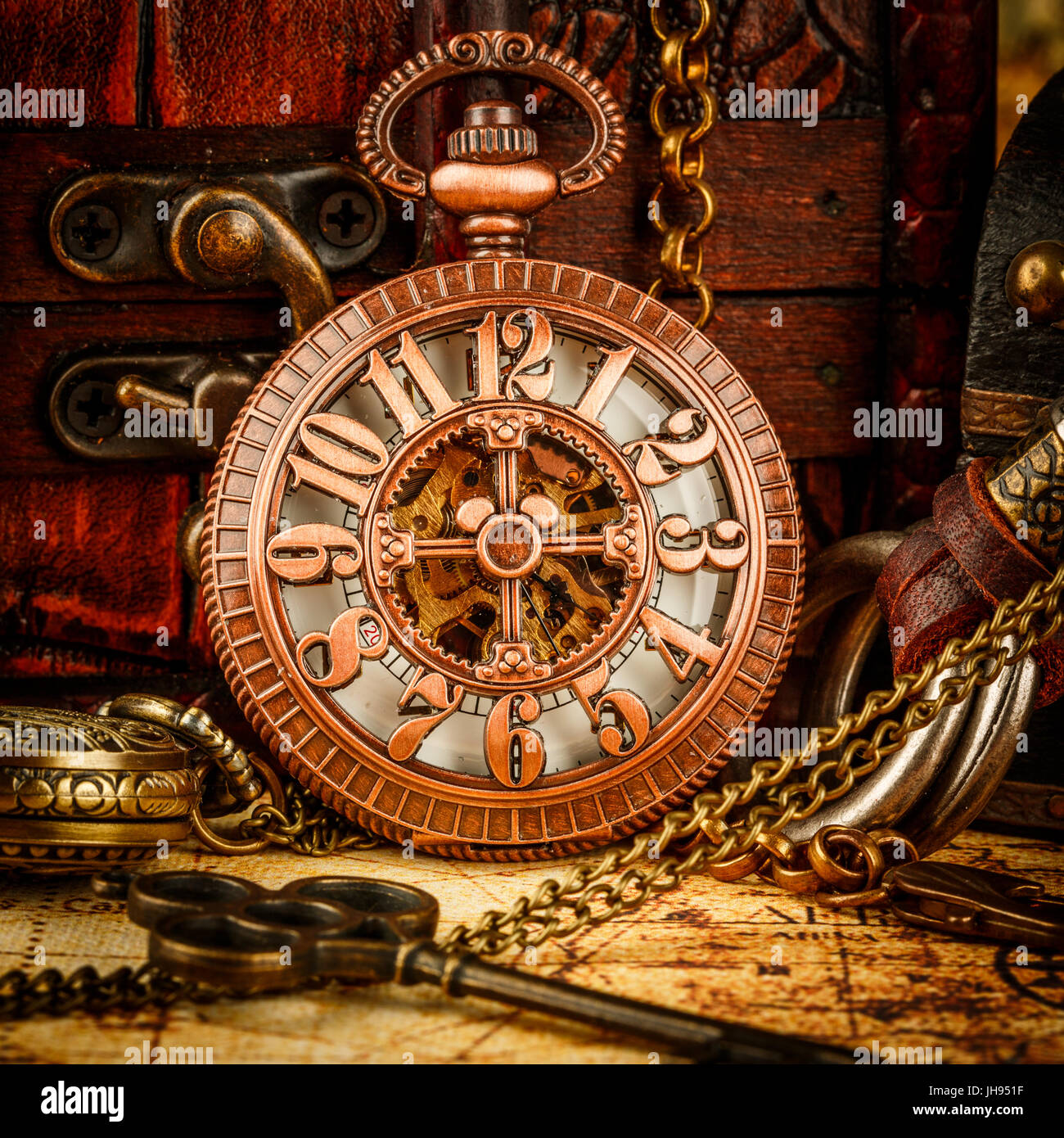 Montre de poche Antique Vintage sur une ancienne carte du monde en 1565.. Banque D'Images