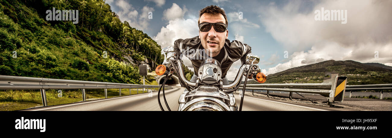 Funny Biker veste en cuir et lunettes en course de montagne sur serpentine. Filtre appliqué en post-production. Banque D'Images