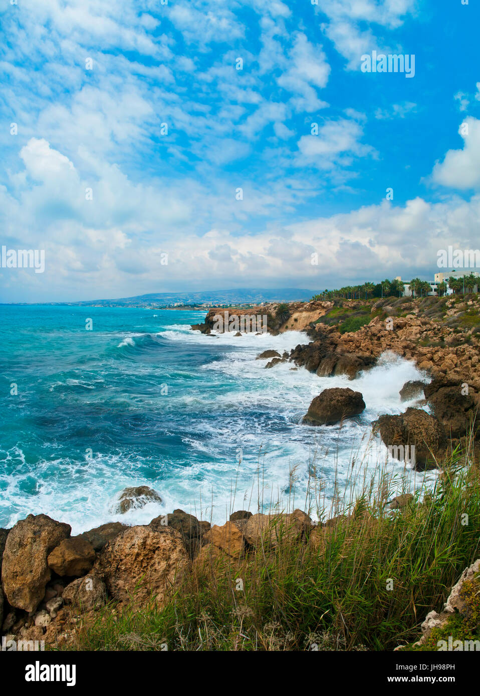 Vagues rochers côtiers près de Paphos à Chypre Banque D'Images