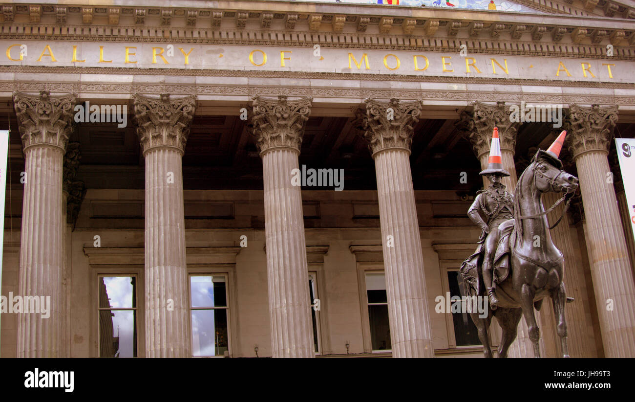 Musée d'Art Moderne de Glasgow ou GOMA avec la célèbre statue de Wellington avec tête conique Banque D'Images