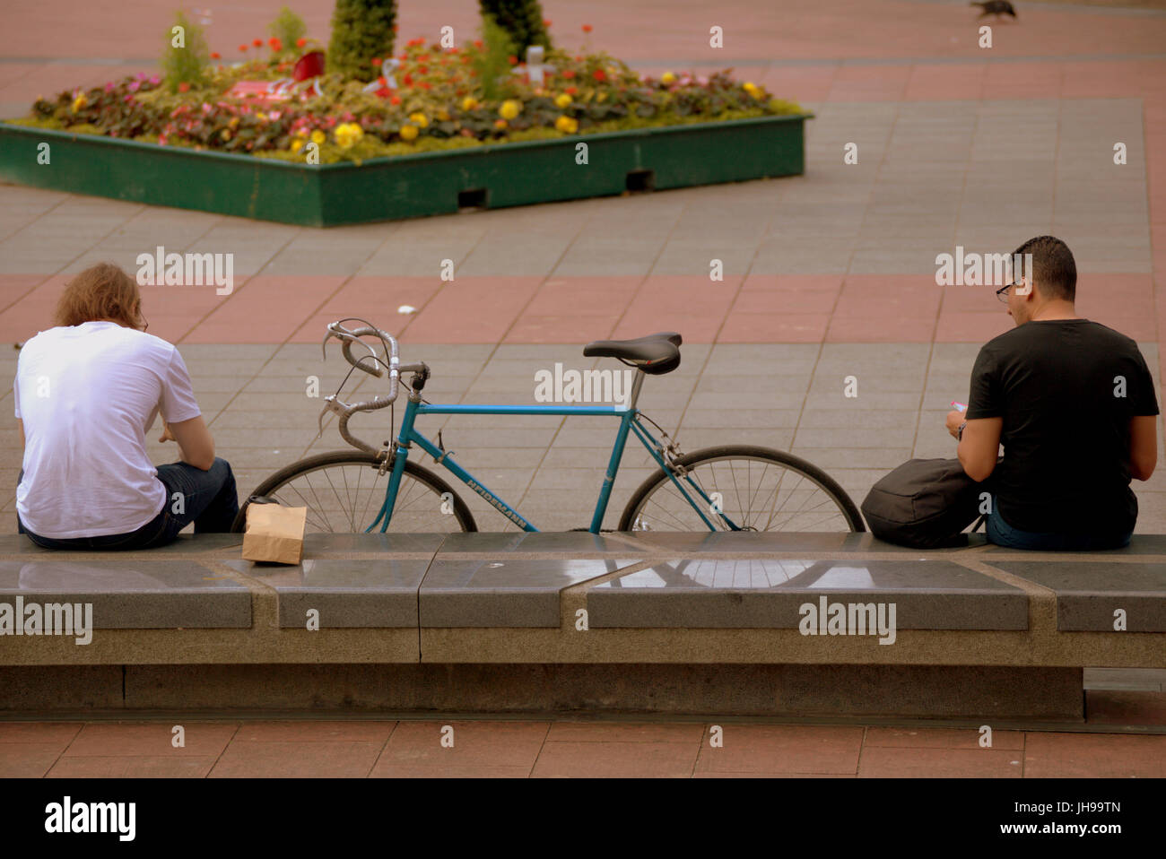 Kelvingrove Art Gallery and Museum deux courage assis dehors sur un banc en train de déjeuner avec leur vélo entre Banque D'Images