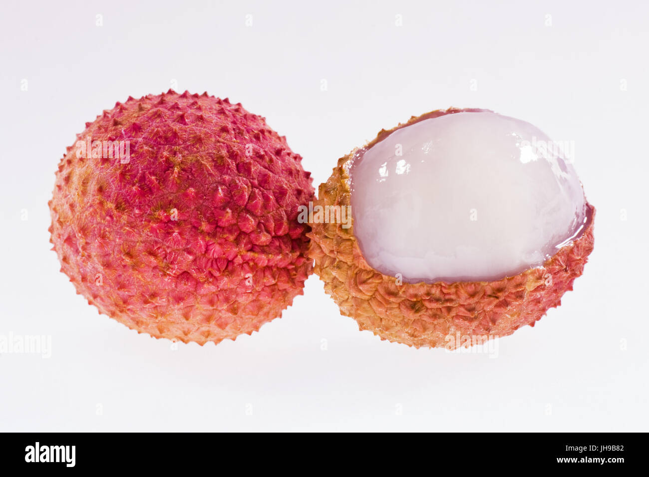 Le litchi. Litchis frais mûrs sur fond blanc en photo studio Banque D'Images