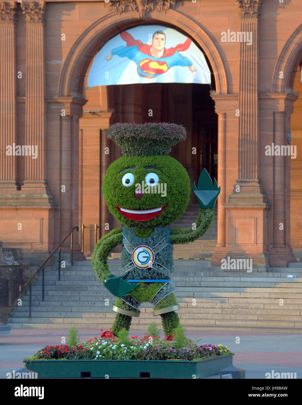 La mascotte des Jeux du Commonwealth de 2014 à Clyde son lieu de repos après les jeux Glasgow Kelvingrove museum avec super héros superman de matérialiser son ego Banque D'Images