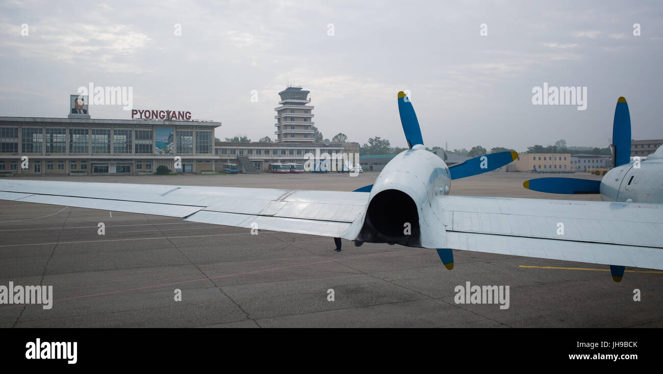 L'arrière de l'aile gauche, hélices et des moteurs d'Air Koryo Iliouchine Il-18D P-835 debout à Pyongyang Sunan Aéroport International. Corée du Nord / Corée du Nord Banque D'Images