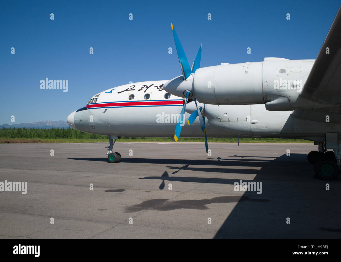 Les moteurs, l'aile gauche et avant du fuselage d'Air Koryo Iliouchine Il-18D P-835 debout à l'aéroport de Samjiyon. Corée du Nord / Corée du Nord Banque D'Images