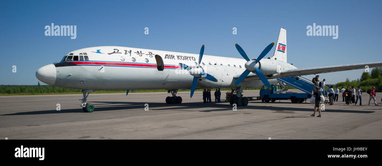 Les touristes débarquant d'Air Koryo Iliouchine Il-18D P-835 à l'aéroport de Samjiyon. Corée du Nord / Corée du Nord Banque D'Images