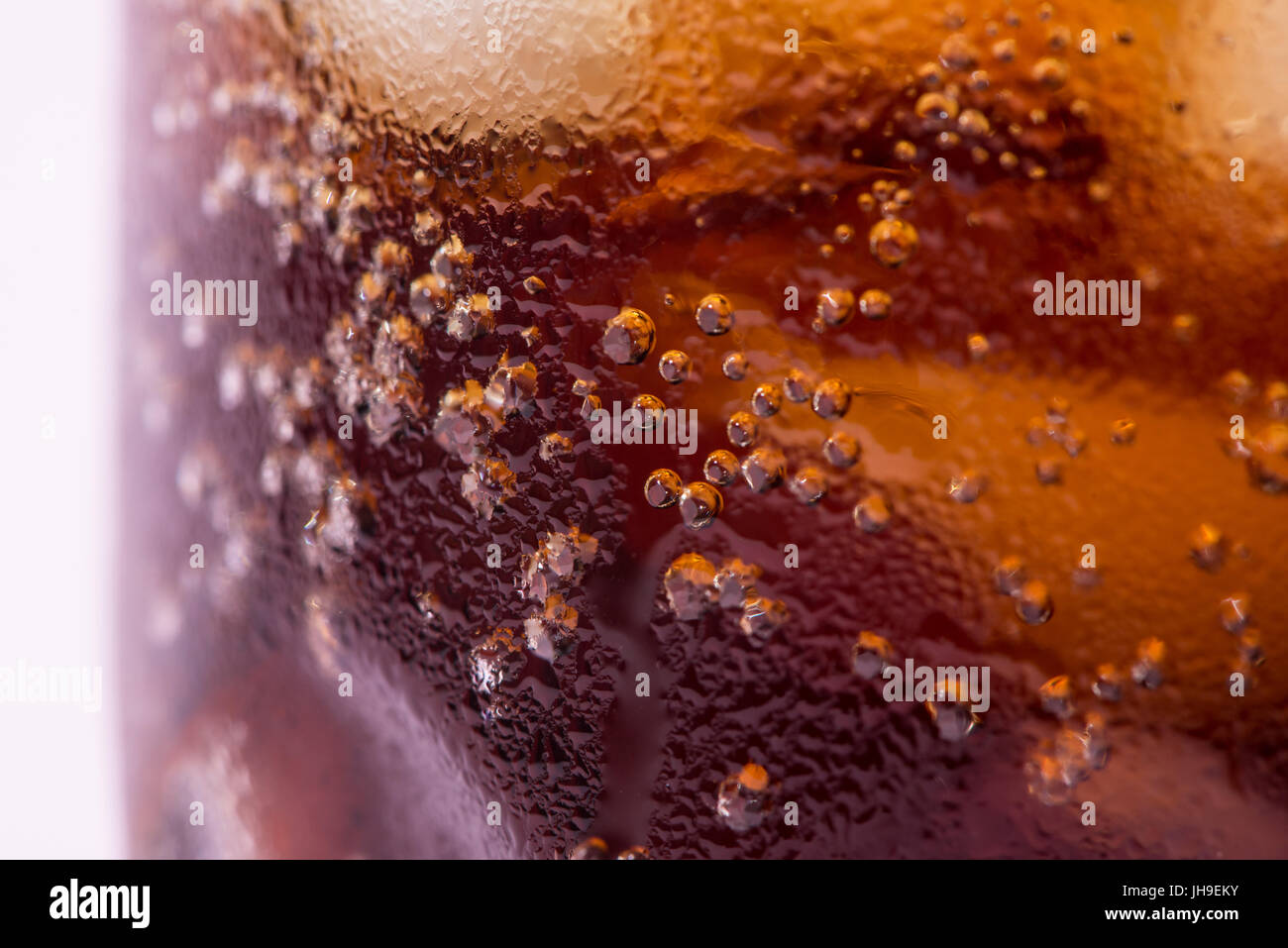 Bulles et fizz. Un verre de boisson coca avec de la glace Banque D'Images