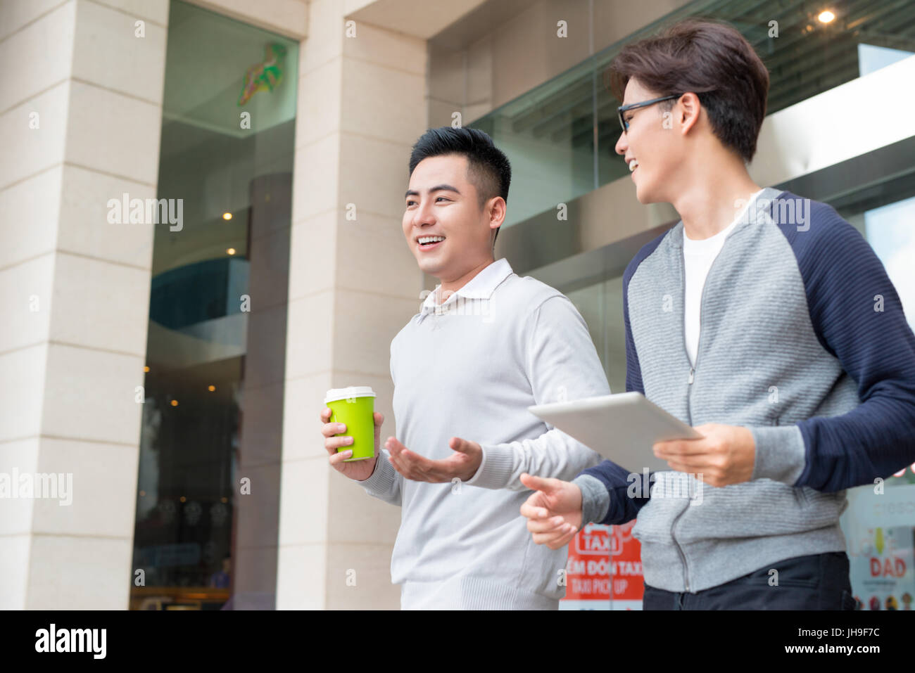 Deux hommes d'entretien promenade dans la ville Banque D'Images