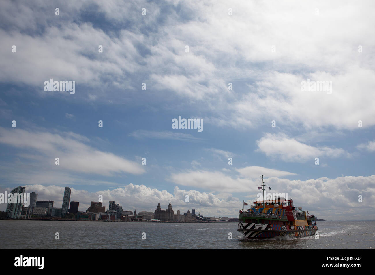 Ferry traversant la rivière Mersey en face de la skyline de Liverpool Banque D'Images