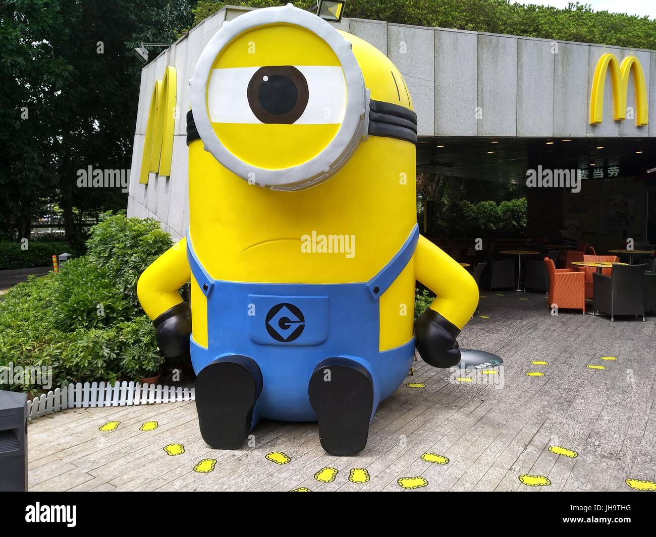 Shenzhen, Chine. 7Th Jul, 2017. Adorable géant sbires jaunes peut être vu en face d'un magasin McDonald's dans le sud de la Chine, Shenzhen, le 12 juillet, 2017. Crédit : SIPA Asie/ZUMA/Alamy Fil Live News Banque D'Images