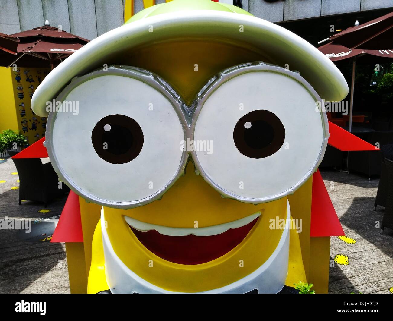 Shenzhen, Chine. 7Th Jul, 2017. Adorable géant sbires jaunes peut être vu en face d'un magasin McDonald's dans le sud de la Chine, Shenzhen, le 12 juillet, 2017. Crédit : SIPA Asie/ZUMA/Alamy Fil Live News Banque D'Images