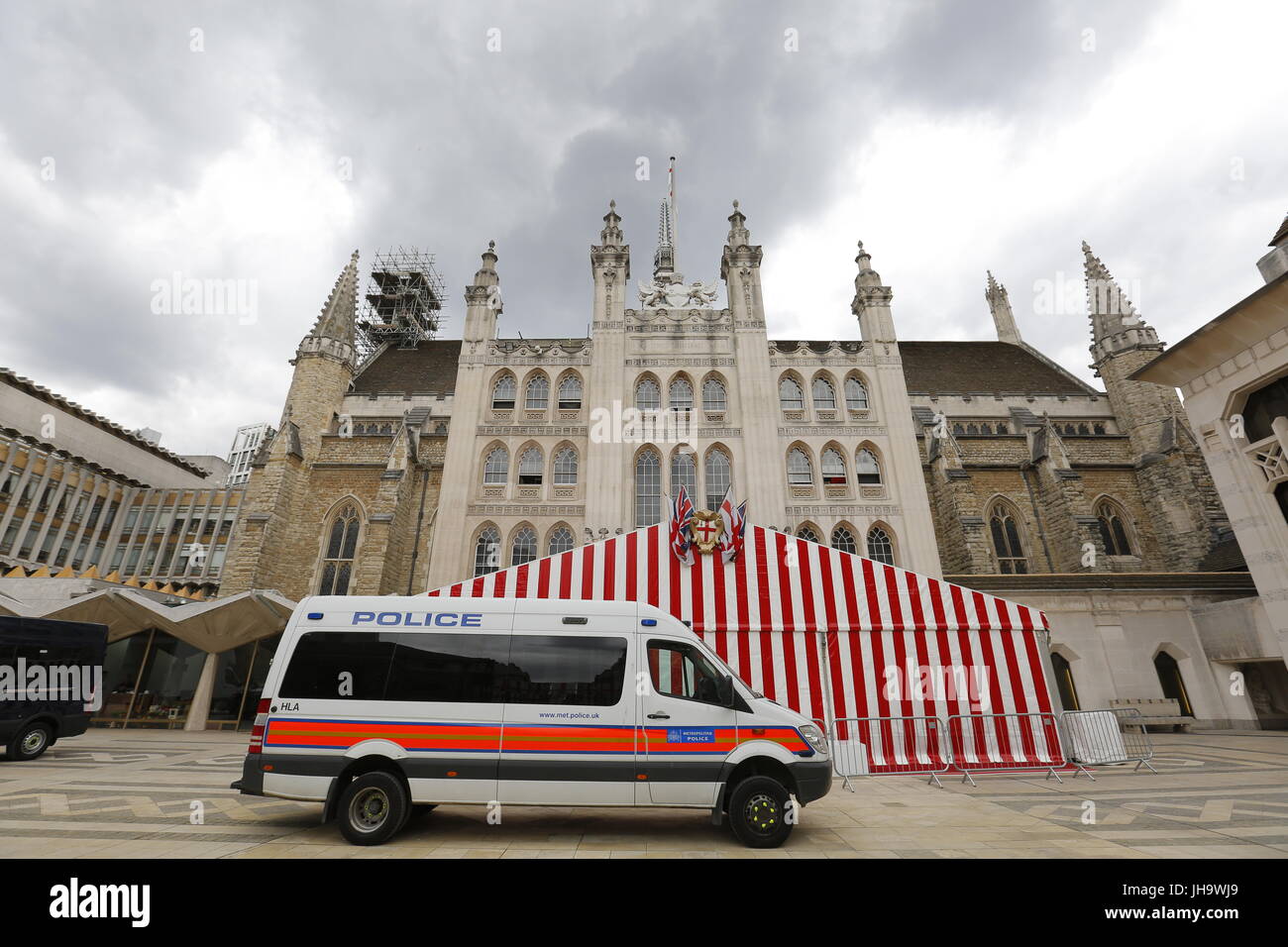 Londres, Royaume-Uni. Jul 13, 2017. L'Espagne et la reine du roi Felipe letizia se joindra à un prince Andrew uk-espagne business forum, la princesse royale à un banquet à guildhall donné par le maire de la ville de Londres et le prince Harry se joindront à eux en déposant une gerbe sur la tombe du soldat inconnu. Les préparatifs pour la visite de ce soir est en cours. broadcasting van stationné à l'extérieur de gresham street 30 en face de cour guildhall guildhall. police est de vérifier avant de cour visite royale. c Banque D'Images