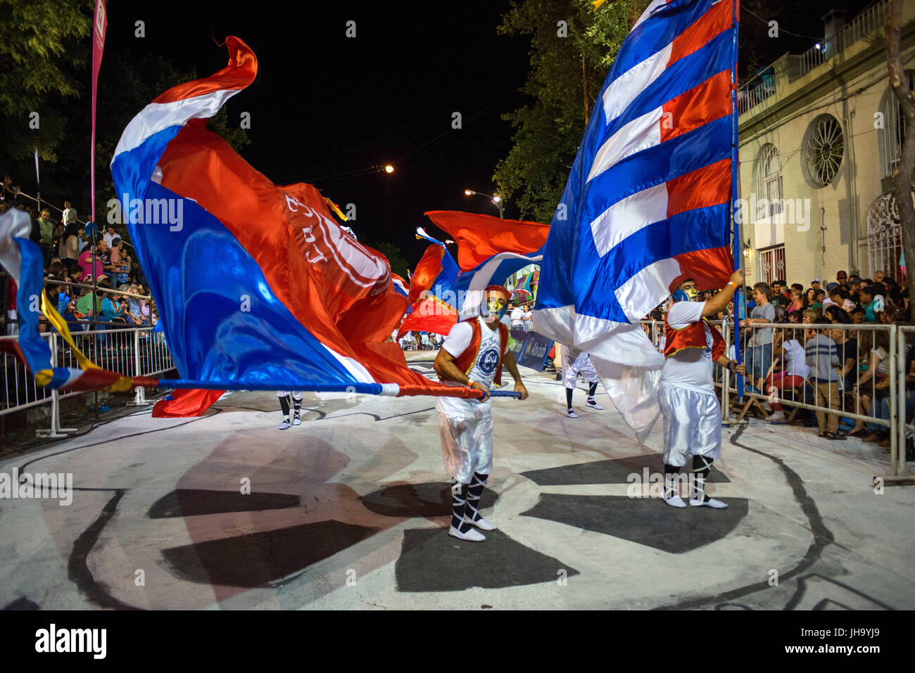 Murgas traditionnel et les écoles de samba au cours de l'appel (Llamadas) procession qui démarre officiellement le carnaval de Montevideo, Uruguay. Le carnaval est la plus longue au monde, d'une durée de près de 5 semaines. Banque D'Images