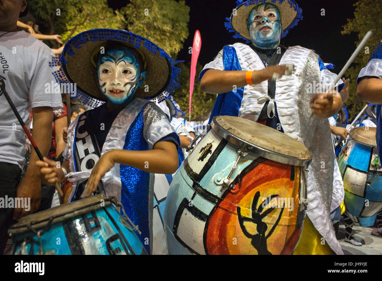 Murgas traditionnel et les écoles de samba au cours de l'appel (Llamadas) procession qui démarre officiellement le carnaval de Montevideo, Uruguay. Le carnaval est la plus longue au monde, d'une durée de près de 5 semaines. Banque D'Images