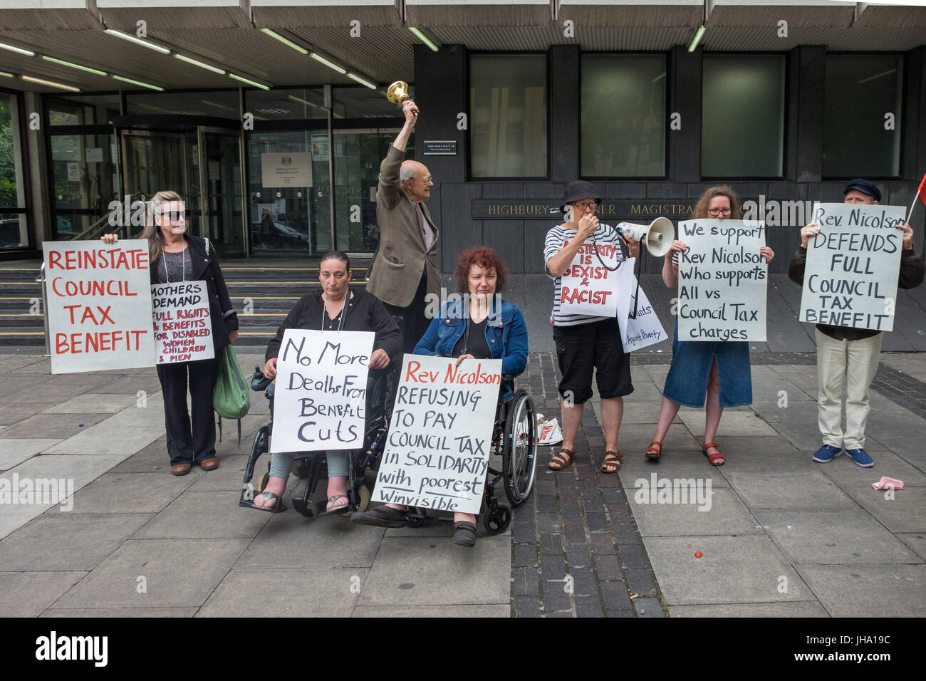 Londres, Royaume-Uni. 13 juillet 2017. Rév. Paul Nicolson de contribuables contre la pauvreté, assigné à comparaître à la suite de son refus de payer les impôts en solidarité avec tout le monde au Royaume-Uni la souffrance psychique ou physique en raison de l'insuffisance des revenus et de la dette, se dresse avec des partisans à l'extérieur coin Highbury Magistrates Court et bagues d'urgence son Bell. Il a prononcé un discours sur la pression des restrictions budgétaires sur les pauvres qui ont désespérément besoin de payer pour la nourriture, le carburant, les vêtements et le transport et nous a rappelé le principe éthique oublié "La Terre est un don de la nature qui a pour mission de fournir un abri, de la nourriture, du carburant et des vêtements pour tous les Banque D'Images