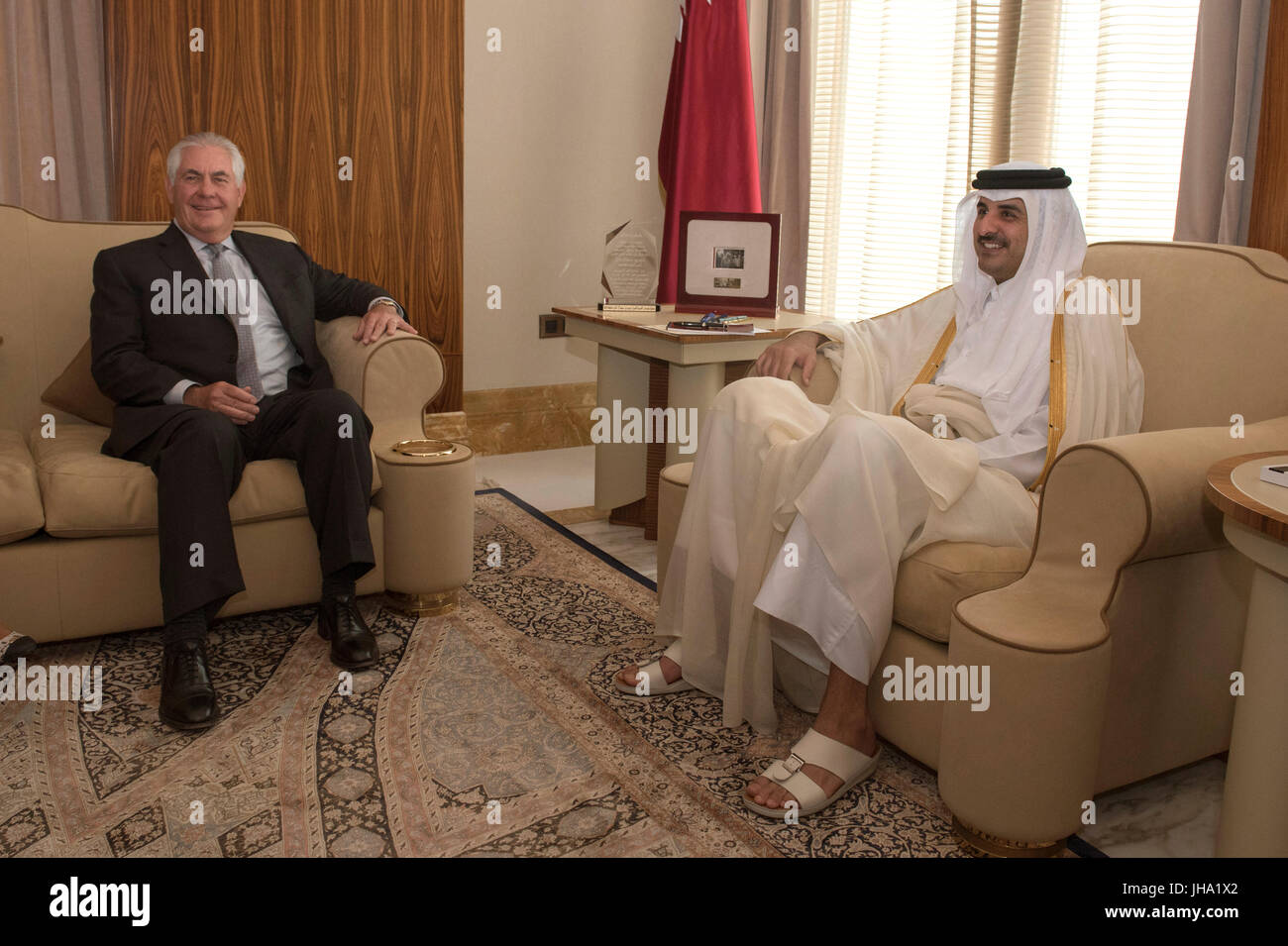 La secrétaire d'État des États-Unis, Rex Tillerson lors d'une réunion avec l'Émir du Qatar, Cheikh Tamim Bin Hamad Al Thani à la mer 11 juillet 2017, à Doha, au Qatar. Tillerson est animateurs de réunion du Conseil de coopération du Golfe pour tenter de mettre fin à l'isolement de collègue Qatar par une coalition dirigée par l'Arabie. Banque D'Images