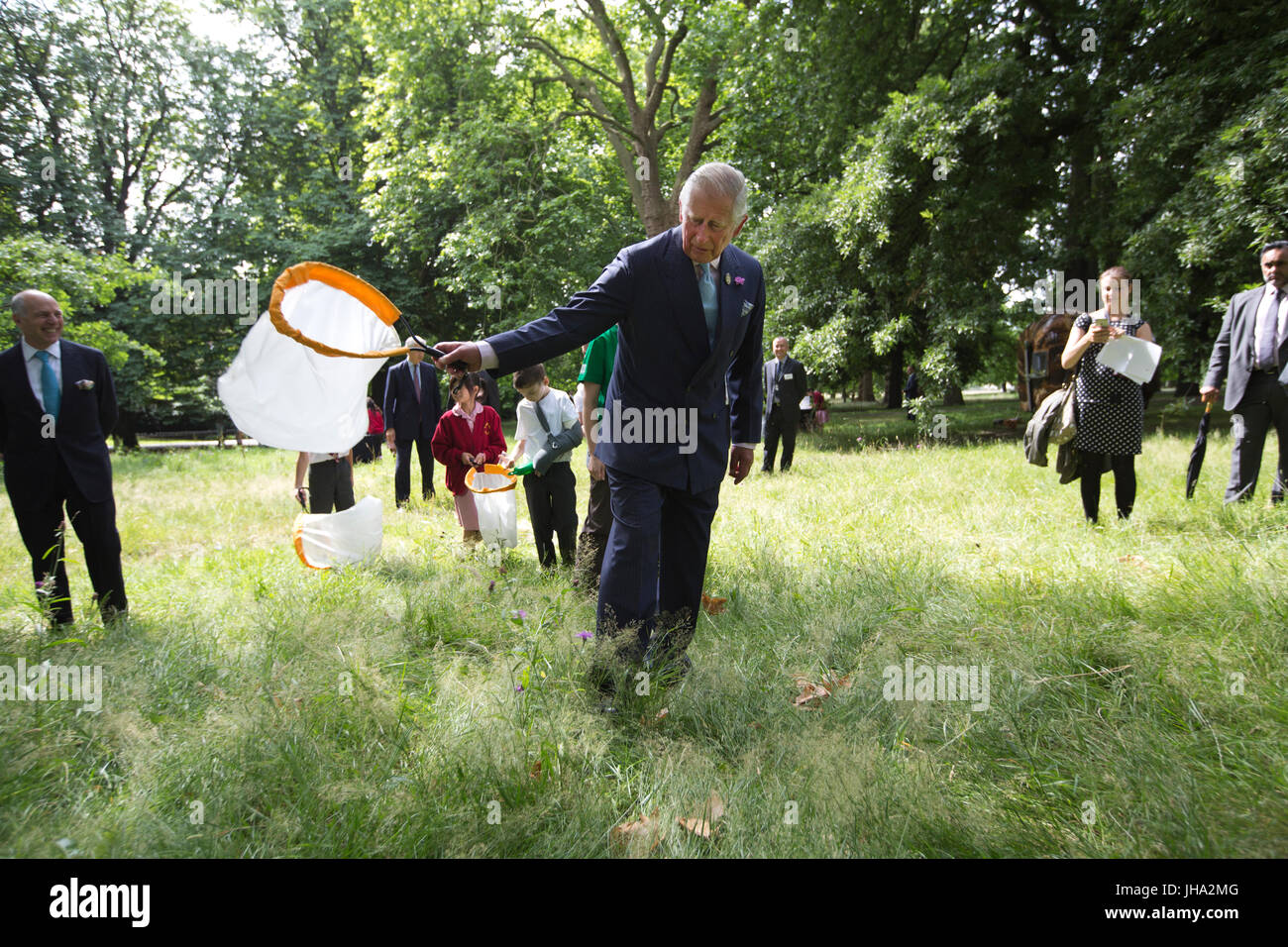 Londres, Royaume-Uni. Le 13 juillet, 2017. L'un des plus grands organismes de bienfaisance du Royaume-Uni de conservation qui sera lancé au cours des dernières années a été dévoilée aujourd'hui par son nouveau patron, Son Altesse Royale le Prince de Galles. On voit ici Son Altesse Royale attraper des insectes dans la prairie avec les élèves de St James et St.John's Church of England l'école primaire de Paddington. Au cours d'une visite à Hyde Park, le Prince a lancé officiellement les parcs royaux de bienfaisance, qui soutient et gère 5 000 acres de parcs royaux qui s'étend de Greenwich Park à l'est à Bushy Park dans l'ouest. Il a dit : "Les parcs je me souviens comme un très Banque D'Images