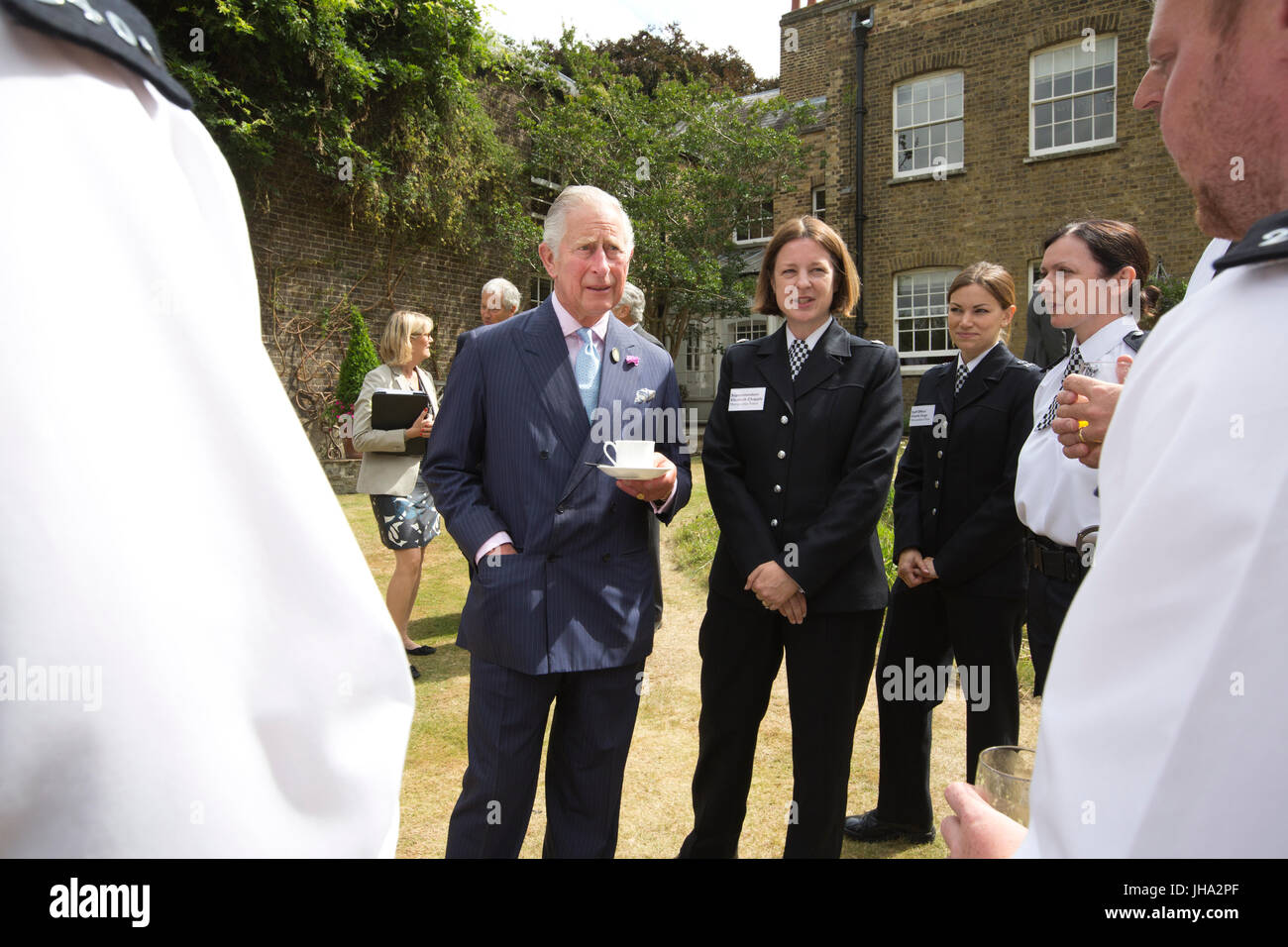 Londres, Royaume-Uni. Le 13 juillet, 2017. L'un des plus grands organismes de bienfaisance du Royaume-Uni de conservation qui sera lancé au cours des dernières années a été dévoilée aujourd'hui par son nouveau patron, Son Altesse Royale le Prince de Galles. On voit ici Son Altesse Royale le Prince de Galles répond aux parcs royaux de policiers au sein du motif de Ranger Lodge, Hyde Park. Au cours d'une visite à Hyde Park, le Prince a lancé officiellement les parcs royaux de bienfaisance, qui soutient et gère 5 000 acres de parcs royaux qui s'étend de Greenwich Park à l'est à Bushy Park dans l'ouest. Crédit : Jeff Gilbert/Alamy Live News Banque D'Images