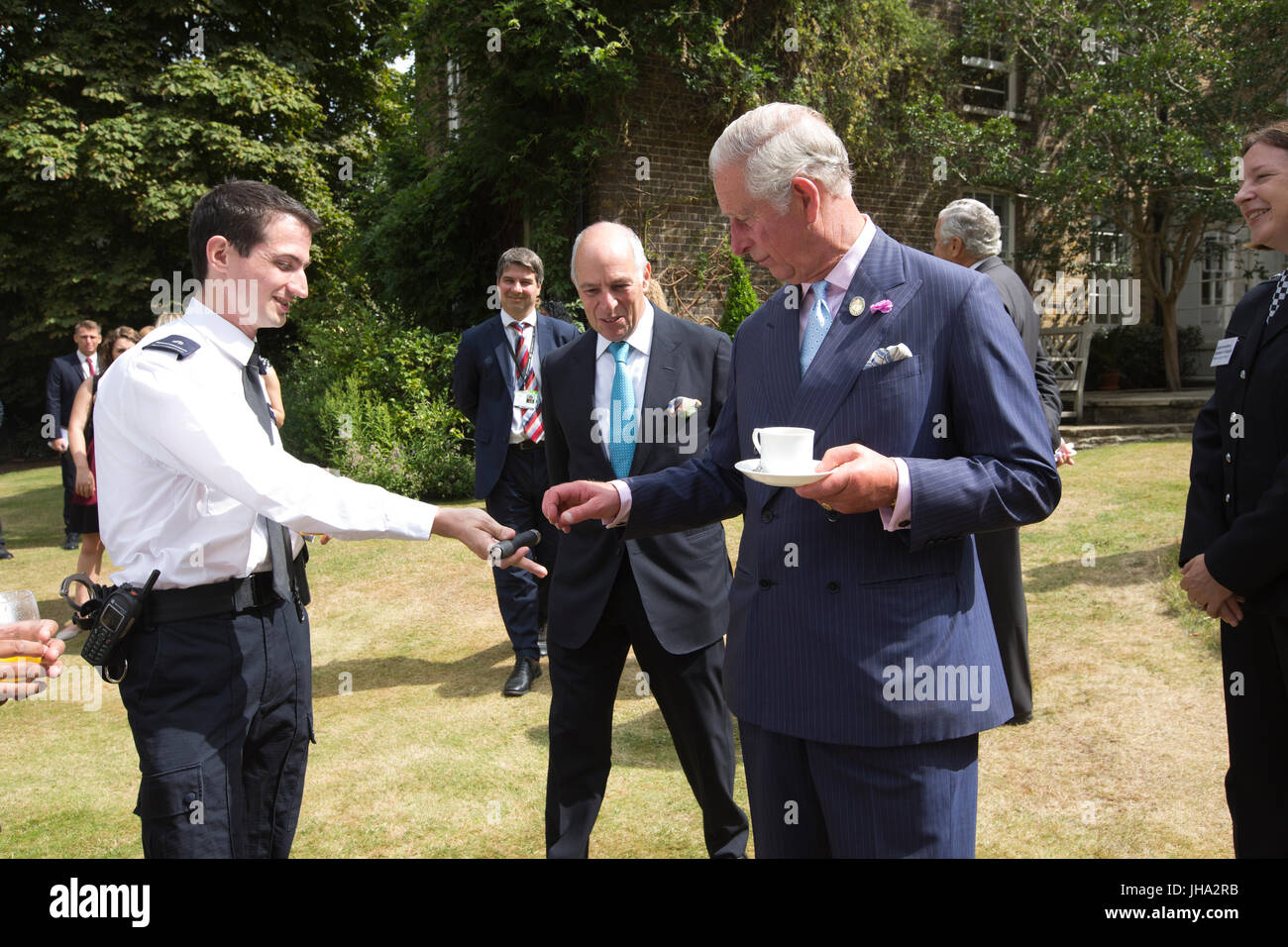 Londres, Royaume-Uni. Le 13 juillet, 2017. L'un des plus grands organismes de bienfaisance du Royaume-Uni de conservation qui sera lancé au cours des dernières années a été dévoilée aujourd'hui par son nouveau patron, Son Altesse Royale le Prince de Galles. On voit ici Son Altesse Royale le Prince de Galles répond aux parcs royaux de policiers au sein du motif de Ranger Lodge, Hyde Park. Au cours d'une visite à Hyde Park, le Prince a lancé officiellement les parcs royaux de bienfaisance, qui soutient et gère 5 000 acres de parcs royaux qui s'étend de Greenwich Park à l'est à Bushy Park dans l'ouest. Crédit : Jeff Gilbert/Alamy Live News Banque D'Images