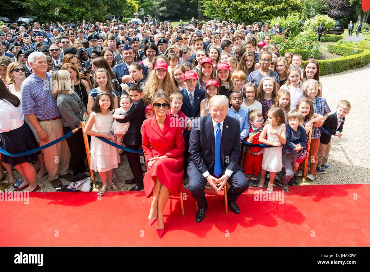 Paris, France. Le 13 juillet, 2017. Le Président américain Donald Trump et la Première Dame Melania Trump lors d'un événement l'honneur des anciens combattants à l'ambassade des États-Unis le 13 juillet 2017 à Paris, France. La première famille est à Paris pour commémorer le 100e anniversaire de l'entrée des États-Unis dans la Première Guerre mondiale et assister à la fête de la Bastille. Credit : Planetpix/Alamy Live News Banque D'Images