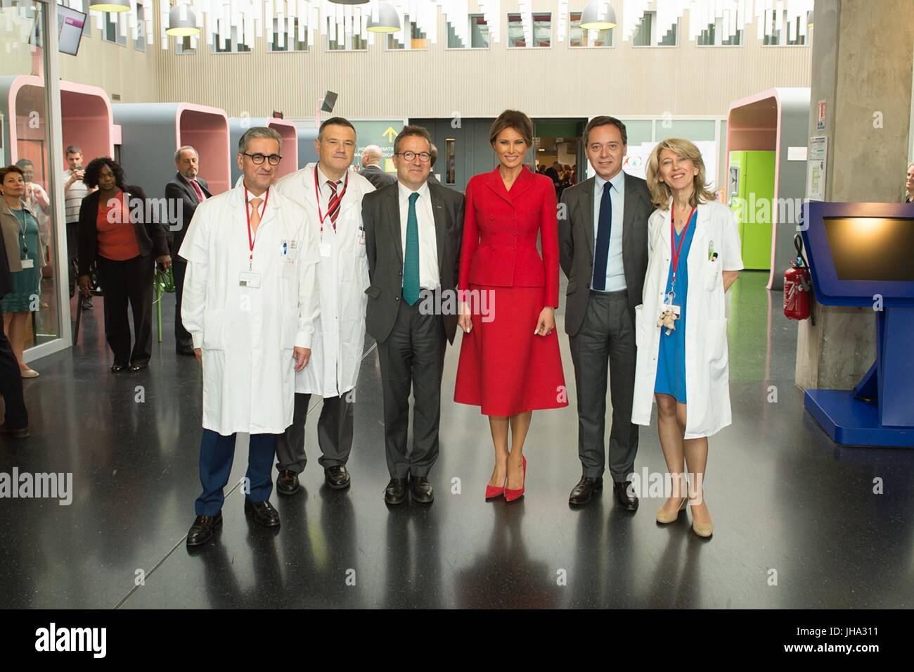 Paris, France. Le 13 juillet, 2017. Première Dame des États-Unis Melania Trump, centre, se tient avec les médecins lors d'une visite à l'hôpital Necker, le plus grand hôpital pédiatrique en France le 13 juillet 2017 à Paris, France. La première dame d'une rare couplé avec une updo Dior jupe rouge vif et pompes rouge correspondant comme elle l'a mis sur pied son propre horaire à Paris avant les célébrations de la fête nationale. Credit : Planetpix/Alamy Live News Banque D'Images