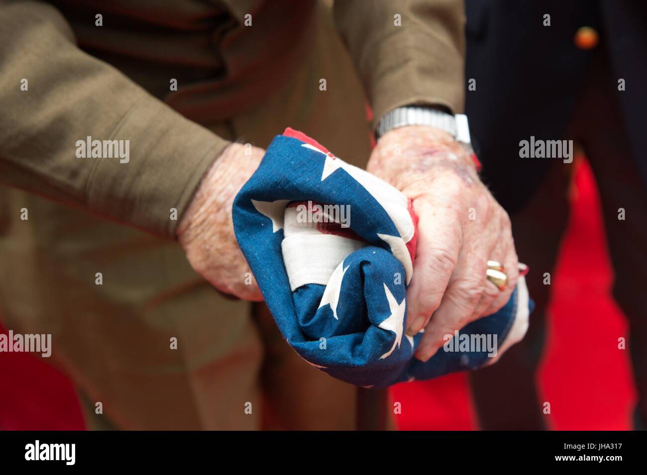 Paris, France. Le 13 juillet, 2017. Les anciens combattants de la Seconde Guerre mondiale tenir un drapeau américain pendant qu'ils attendent pour rencontrer le Président Donald Trump et la Première Dame Melania Trump lors d'une cérémonie à l'ambassade des États-Unis avec 13 juillet 2017, à Paris, France. La première famille est à Paris pour commémorer le 100e anniversaire de l'entrée des États-Unis dans la Première Guerre mondiale et assister à la fête de la Bastille. Credit : Planetpix/Alamy Live News Banque D'Images