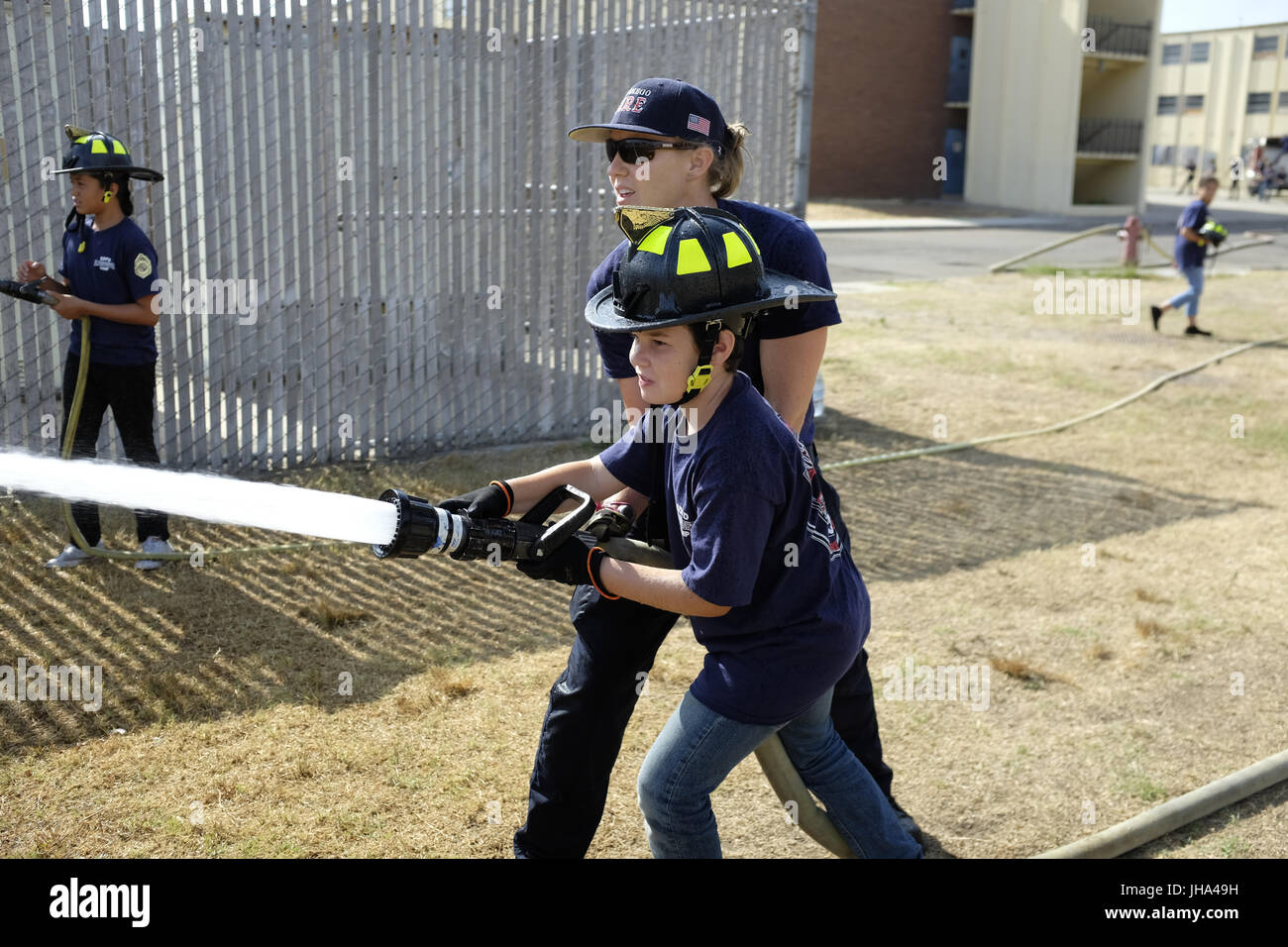 San Diego, CA, USA. Le 13 juillet, 2017. Camping-Caleb Rose, 10, avant, d'Escondido, CA est en cours de formation sur le contrôle flexible par San Diego Fire-Rescue. Switick firefigher Monica paramédic Le San Diego Fire-Rescue Ministère a organisé un premier pompier Junior Camp au centre de formation off Fire-Rescue Kincaid Road près de l'extrémité ouest de Lindbergh Field. Les garçons et filles âgés de 10''"16 ont été invités à participer à cette semaine de camp et apprendrez à utiliser des flexibles et des échelles, de recherche et de sauvetage contre l'incendie premiers soins de base et des compétences. Il y a un total de 100 campeurs ; environ 25 pour cent sont g Banque D'Images