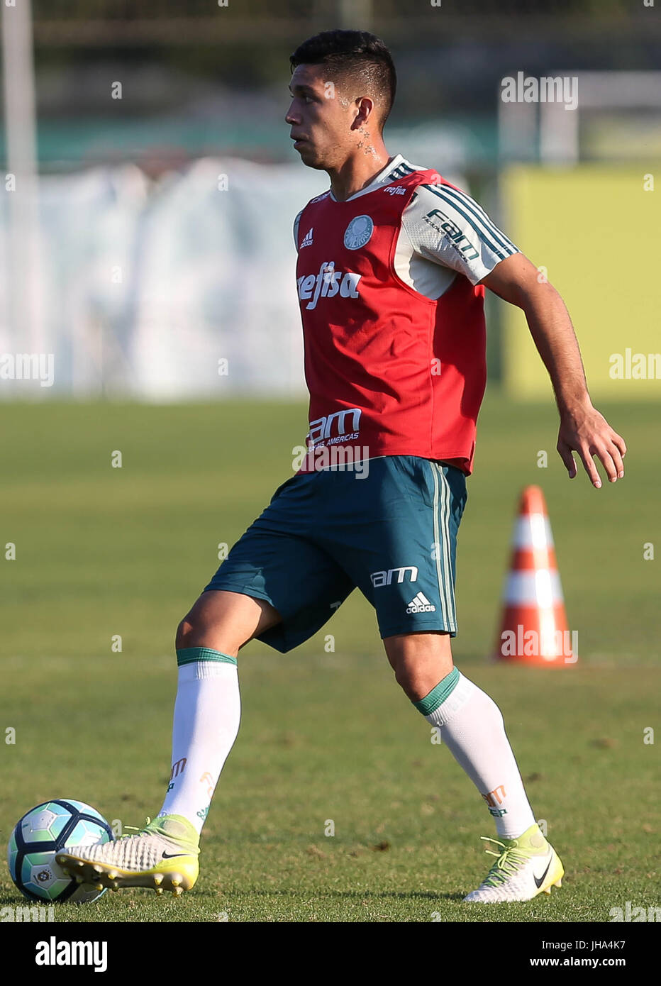 SÃO PAULO, SP - 13.07.2017 : TREINO N PALMEIRAS - Le joueur Diego, de se Palmeiras, au cours de la formation, à l'Académie de football. (Photo : Cesar Greco/Fotoarena) Banque D'Images