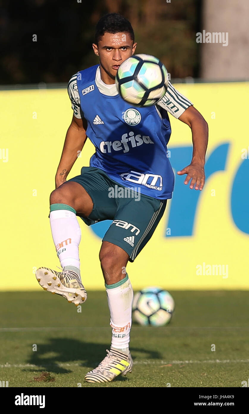 SÃO PAULO, SP - 13.07.2017 : TREINO N PALMEIRAS - Le joueur Erik, de se Palmeiras, au cours de la formation, à l'Académie de football. (Photo : Cesar Greco/Fotoarena) Banque D'Images