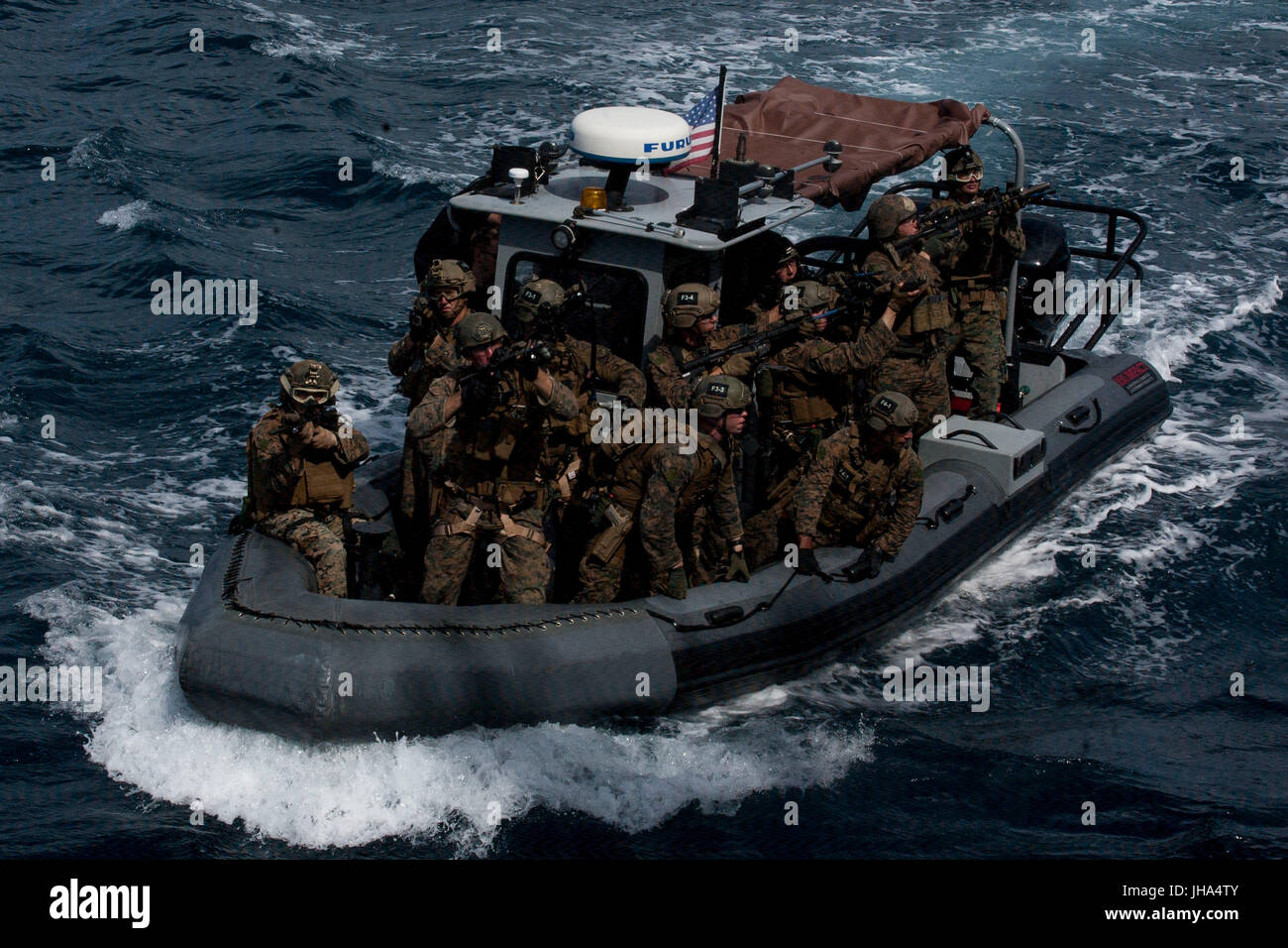 Les commandos Marine américaine ride sur une embarcation pneumatique à coque rigide au cours d'une visite, un conseil, une perquisition et saisie d'entraînement le 13 janvier 2017 à Apra Harbour, Guam. (Photo de Jorge A. Rosales par Planetpix) Banque D'Images