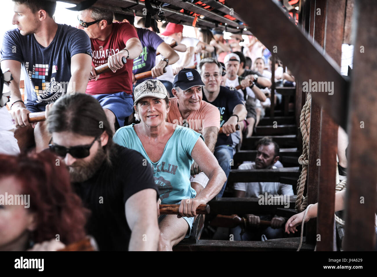 Athènes, Golfe de Saros au large de la côte sud d'Athènes. 12 juillet, 2017. Les visiteurs à l'intérieur de ligne Olympias, une réplique d'une trirème grecque ancienne, de naviguer dans les eaux du golfe Saronique au large de la côte sud d'Athènes, le 12 juillet 2017. Suite au succès de l'Adpic en trirème l'été de 2016, la marine hellénique a organisé une nouvelle série de sept voiles en juillet et septembre, offrant aux personnes âgées entre 15 et 75 l'occasion de participer à ce voile unique voyage dans le passé. Le Lefteris Crédit : Partsalis/Xinhua/Alamy Live News Banque D'Images