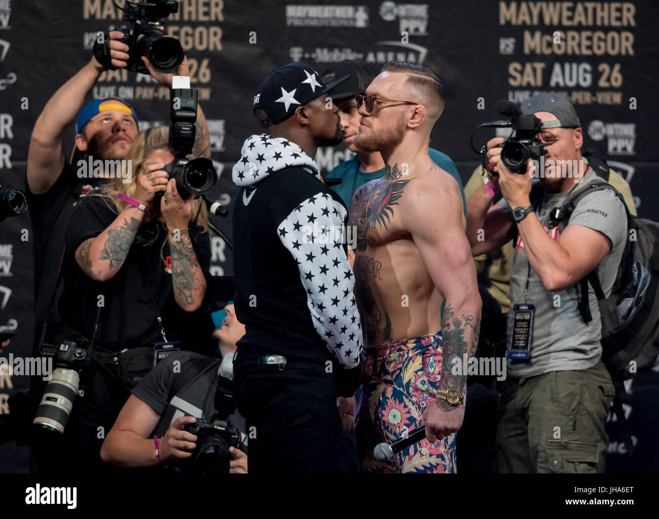 Brooklyn, New York, USA. Le 13 juillet, 2017. FLOYD MAYWEATHER et Conor MCGREGOR stare mutuellement lors d'une conférence de presse au Barclays Center de Brooklyn. Crédit : Joel Plummer/ZUMA/Alamy Fil Live News Banque D'Images