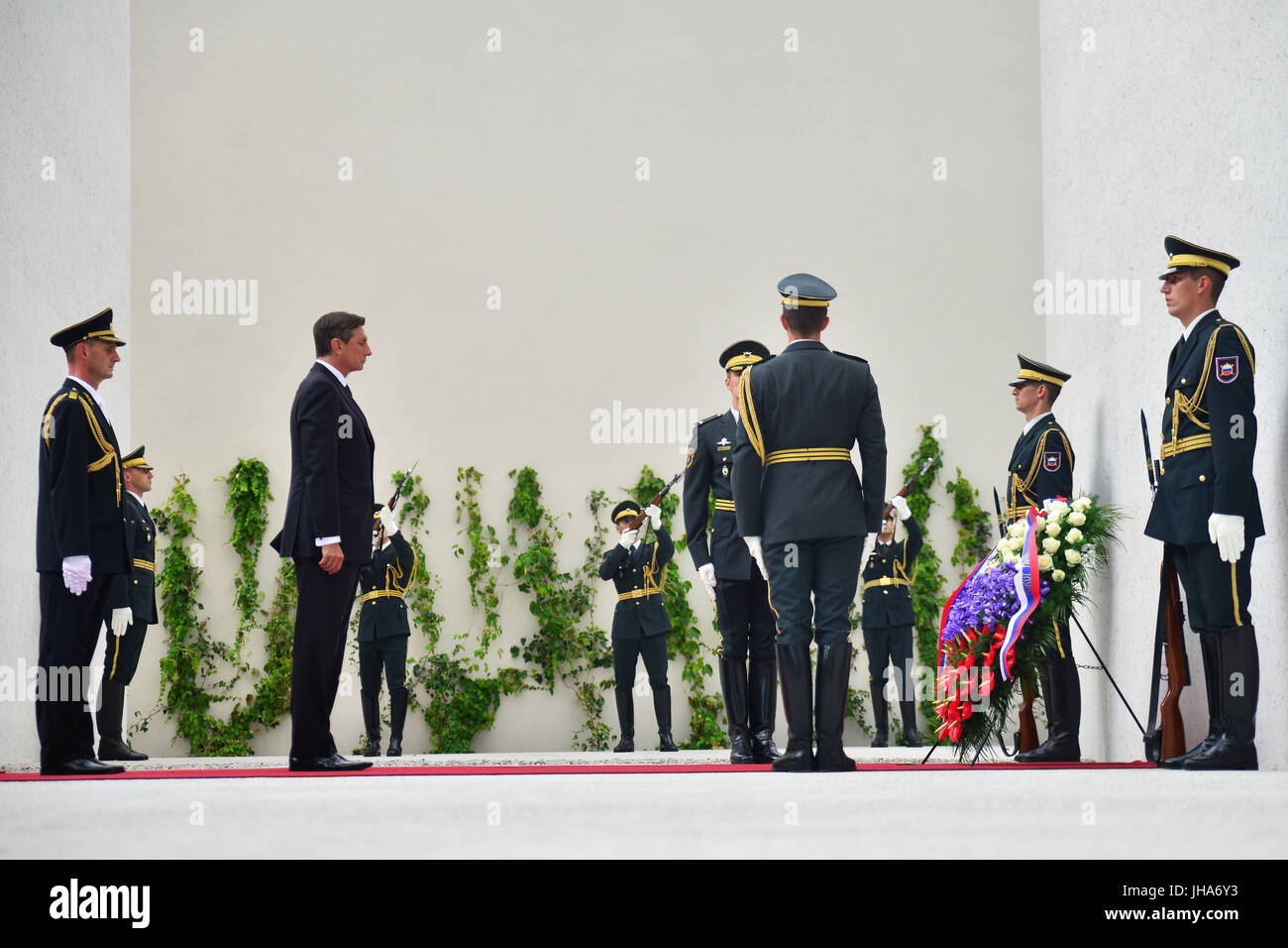 Ljubljana, Slovénie. Le 13 juillet, 2017. Le président slovène Borut Pahor (2L) dépose une gerbe lors de la cérémonie de dévoilement du monument aux victimes des guerres à l'Kongresni trg square à Ljubljana, Slovénie, le 13 juillet 2017. Credit : Matic Stojs/Xinhua/Alamy Live News Banque D'Images